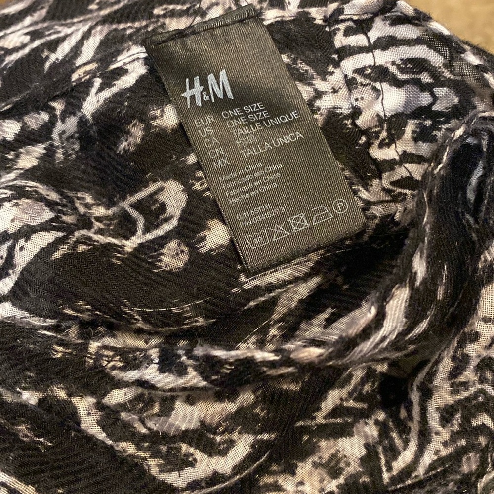 H&M Circle Scarf in black